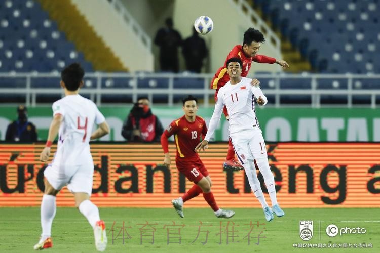 十二强赛第八轮 中国队1:3负于越南队 十二强赛第八轮 中国队1:3负于越南队